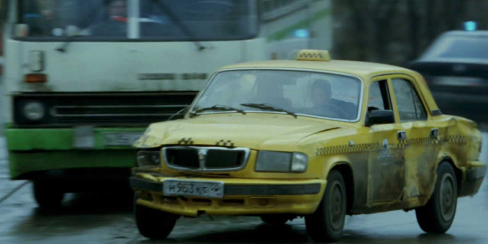 Jason Bourne steals a taxi and drives across town