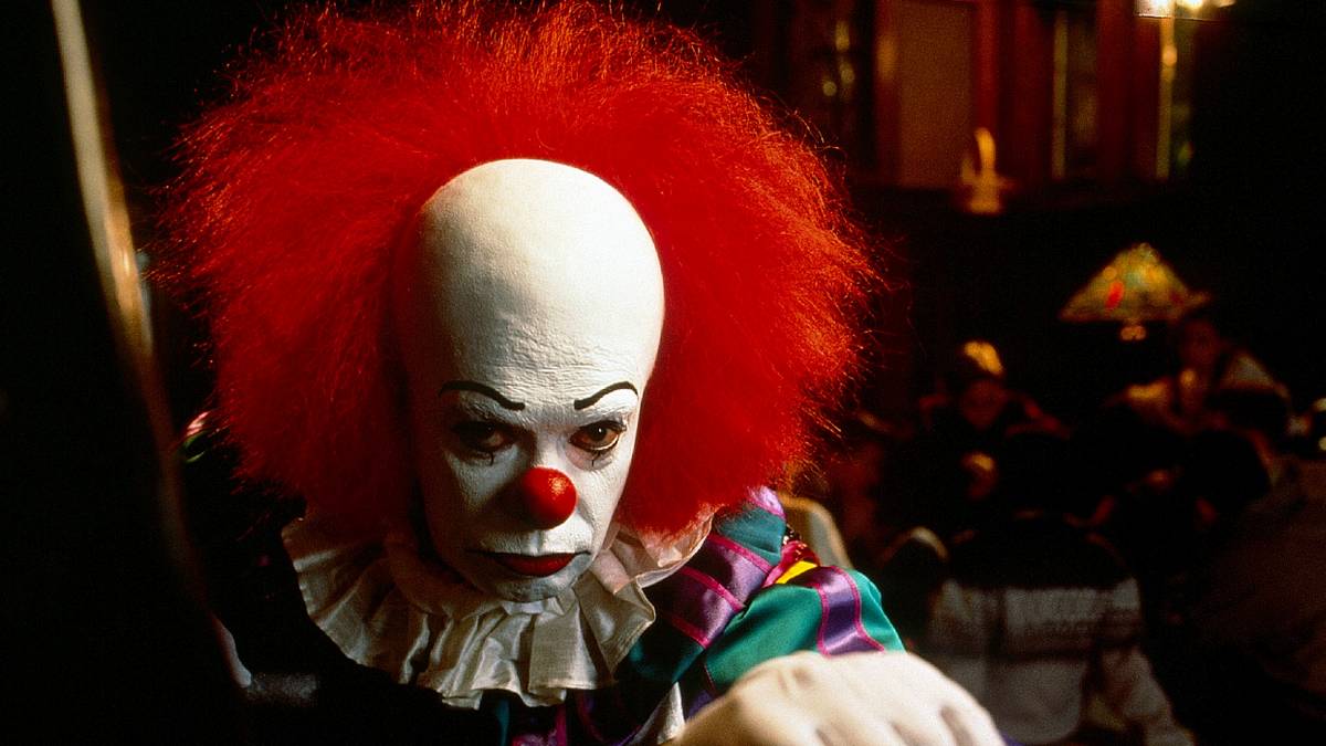 STEPHEN KING'S IT (1990) Starring Tim Curry as Pennywise the Clown