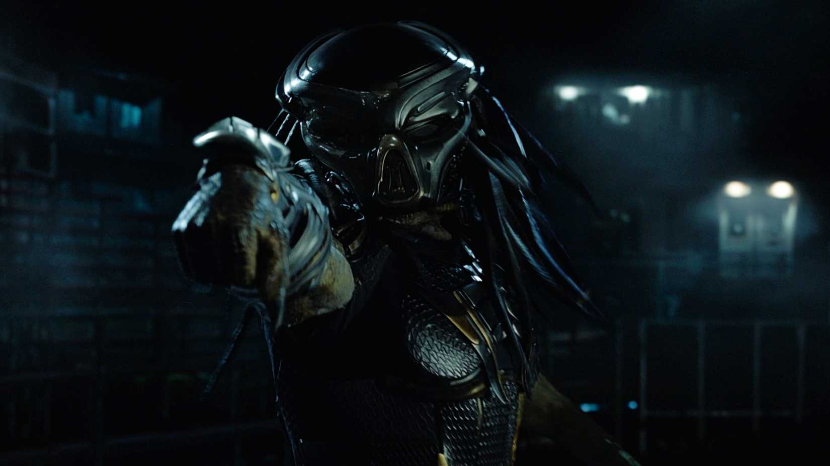 The Predator points its gun in the 2018 movie