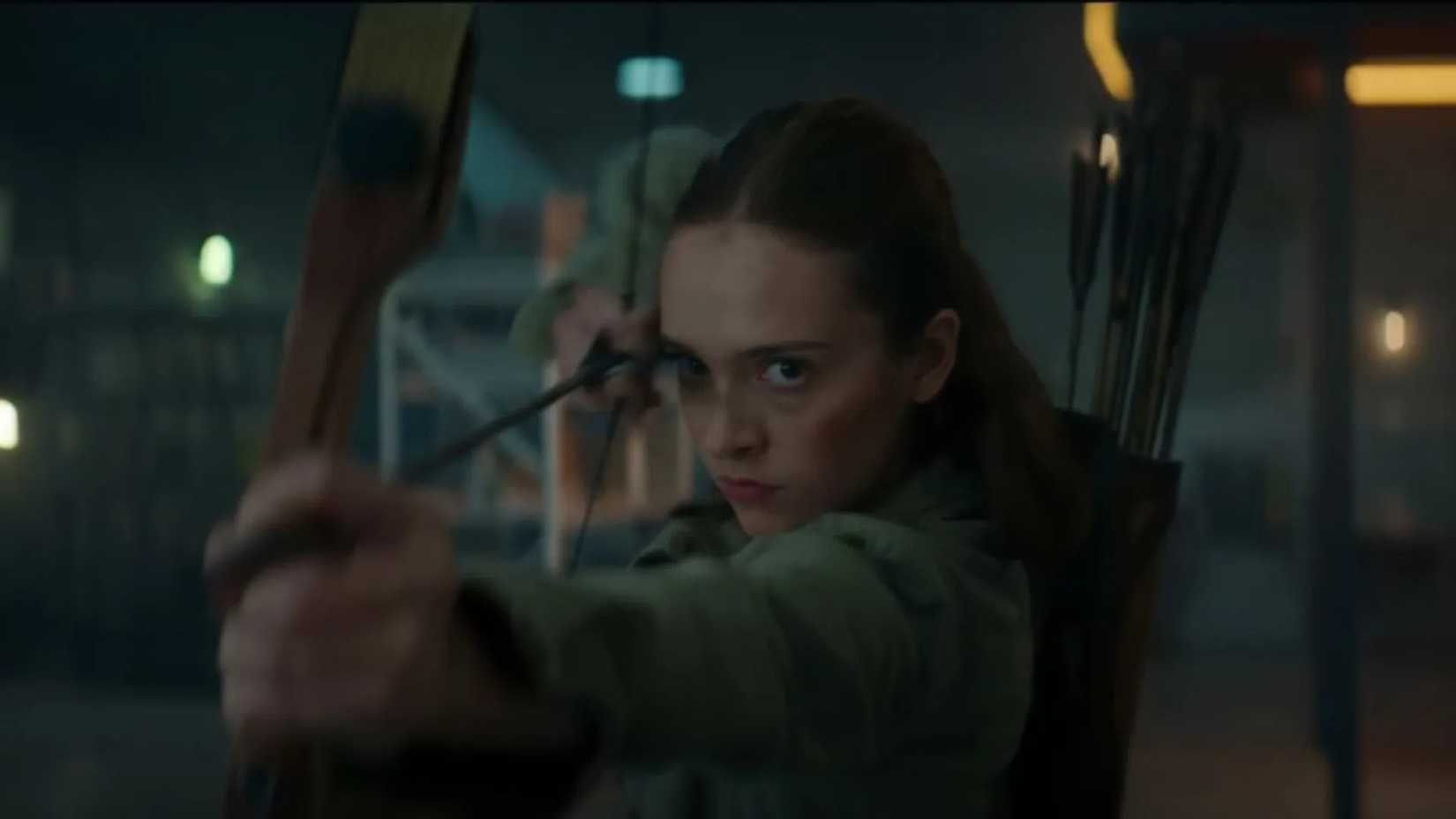 Alison Simms (Beatrice Kitsos) mira com arco e flecha na segunda temporada de Percy Jackson & os Olimpianos