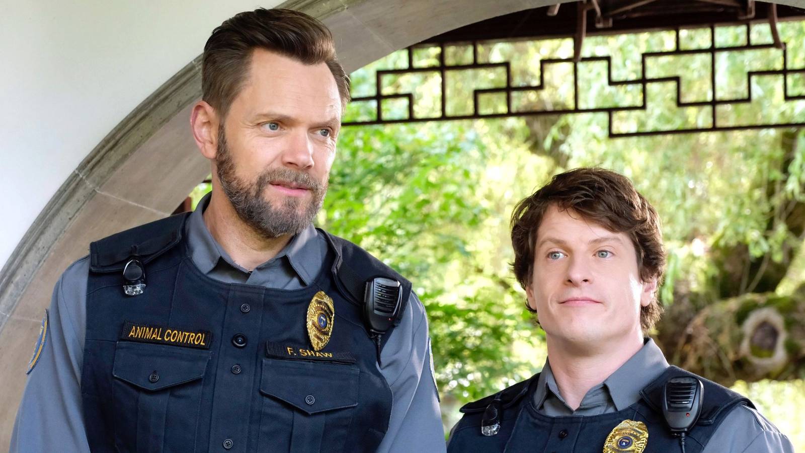 Joel McHales Sitcom über Tierkontrolle erhält unerwarteten Netflix-Start