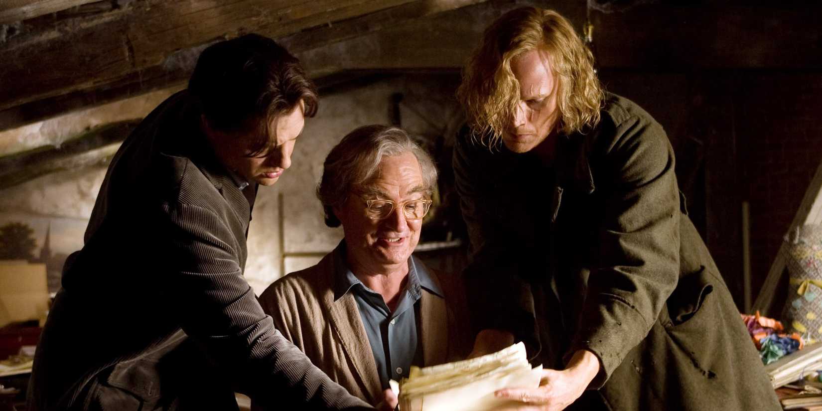 Paul Bettany and Brendan Fraser talking to man in Inkheart