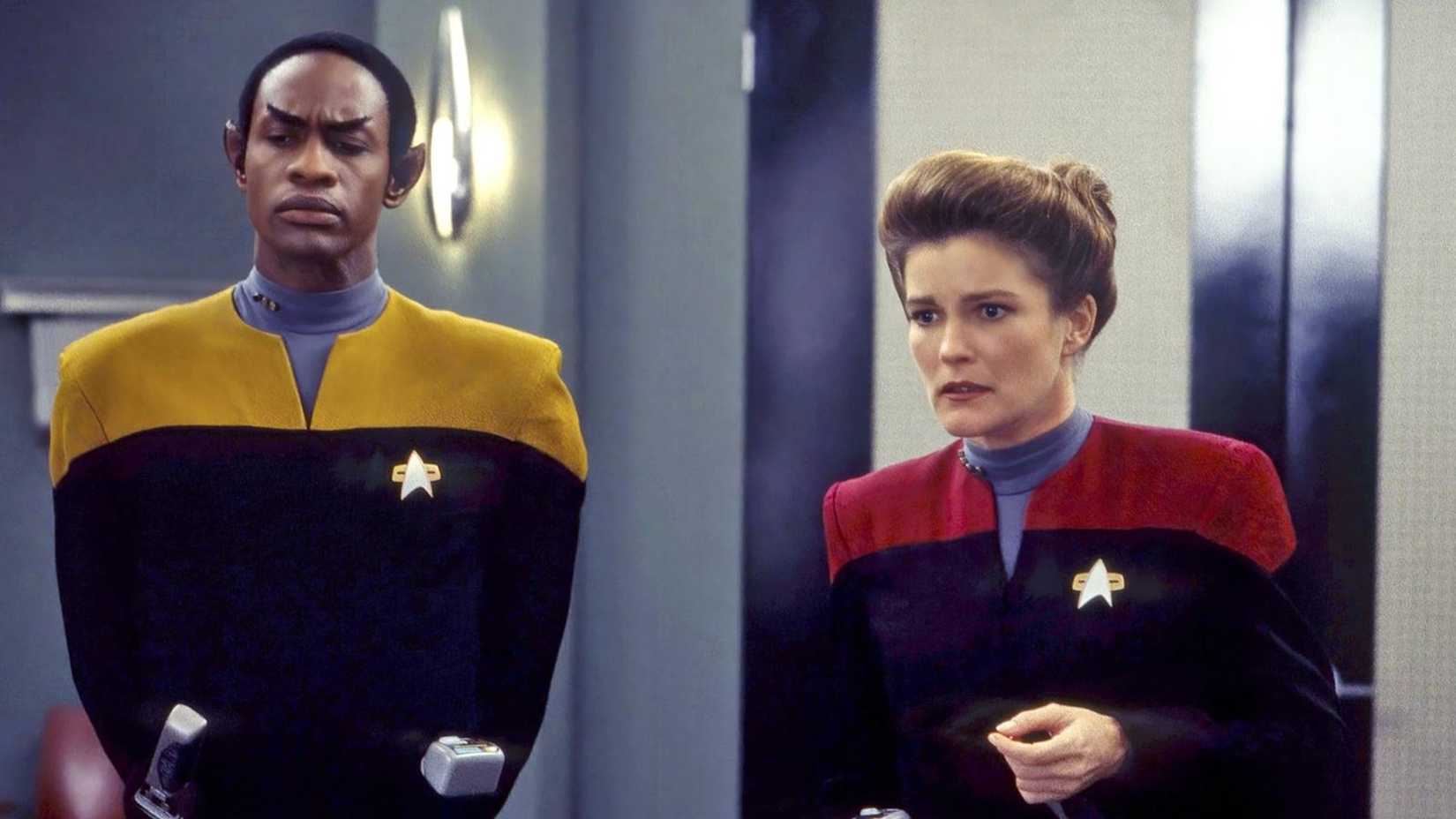Tuvok e Capitã Janeway na sala de prontidão