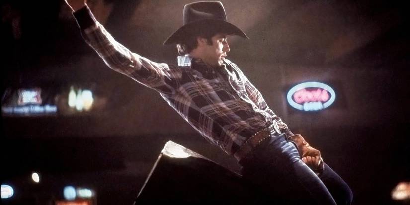 Bud se vuelve muy bueno montando el toro mecánico en Urban Cowboy.