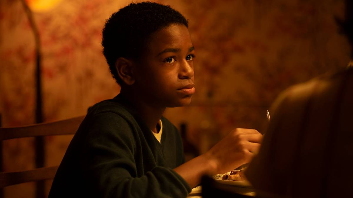 Will Hanlon sits at the dinner table with his parents in Welcome to Derry