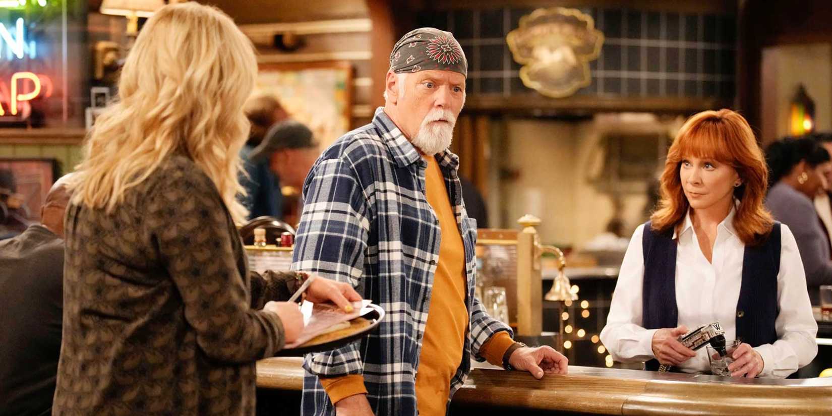 Emmett (Rex Linn) and Bobbie (Reba McEntire) on Happy's Place
