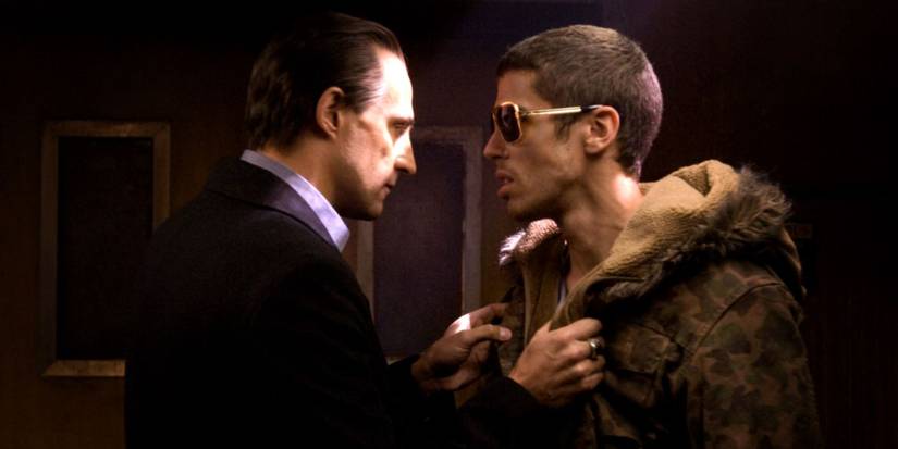 Archy agarrando a Johnny por la solapa