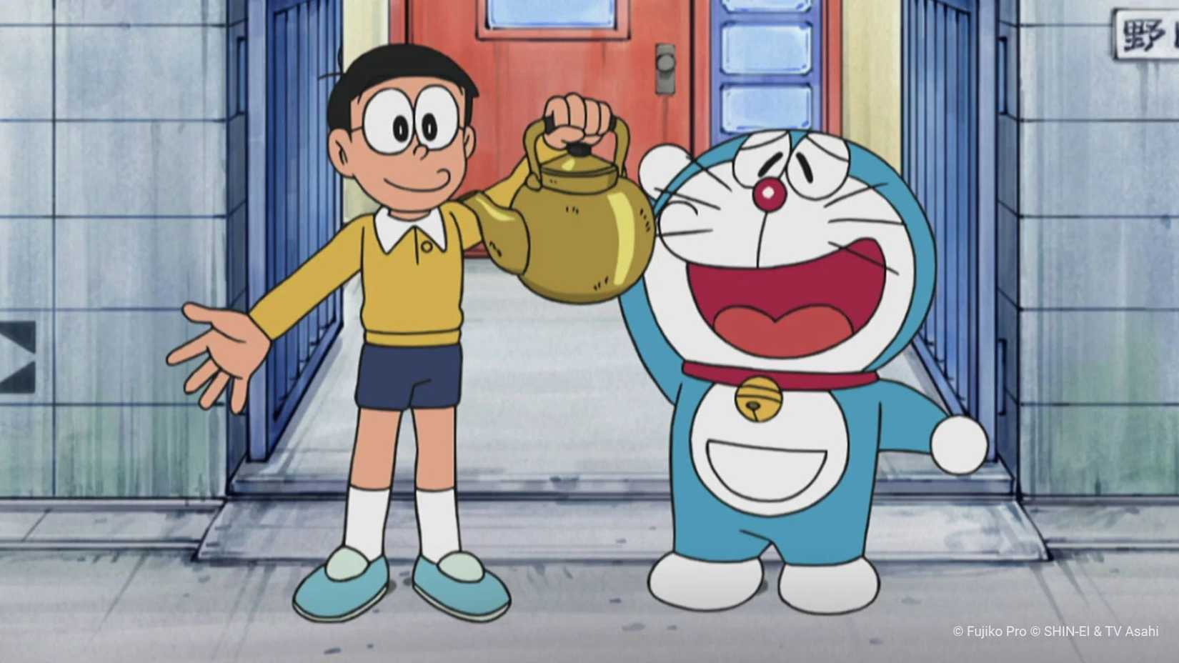 Doraemon regarde avec un visage satisfait tandis que Nobita manipule une théière