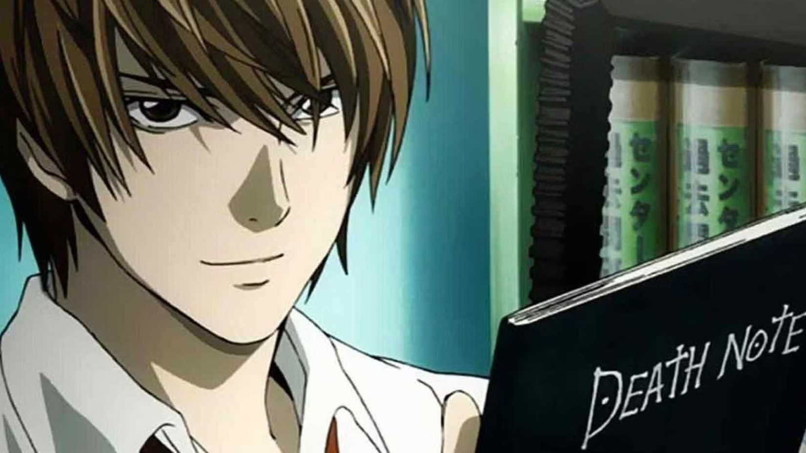 Light Yagami sourit alors qu'il tient le Death Note dans Death Note Episode 2