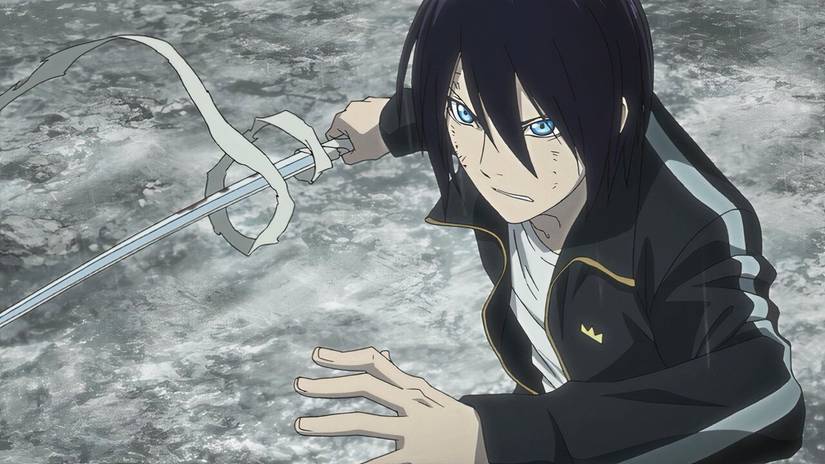 Yato, le dieu de la calamité, brandissant une épée et avec un air sérieux sur le visage dans un épisode de l'anime Noragami.
