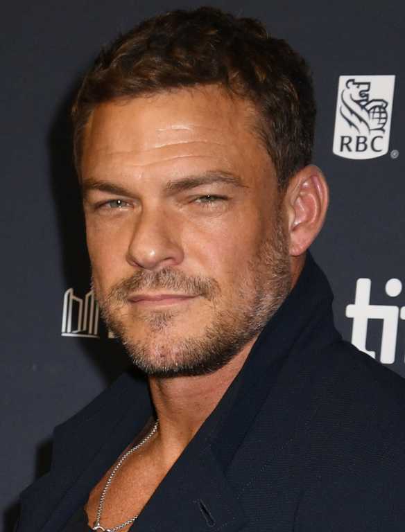 Guy Ritchie Alan Ritchson Henry Cavill & Alan Ritchson Teamed Up With Guy Ritchie for The ...
