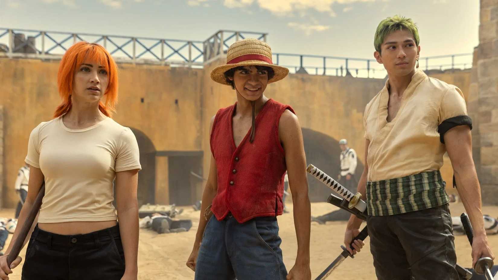 Emilu Rudd dans le rôle de Nami, Inaki Godoy dans le rôle de Luffy et Mackenyu dans le rôle de Zoro ensemble dans One Piece de Netflix