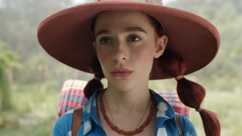 Sophia Anne Caruso regarde devant elle avec une expression émotionnelle dans le rôle de Miss Goldenweek One Piece Saison 2 