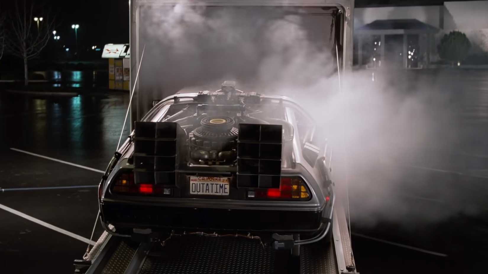 La DeLorean che esce da un rimorchio in Ritorno al futuro