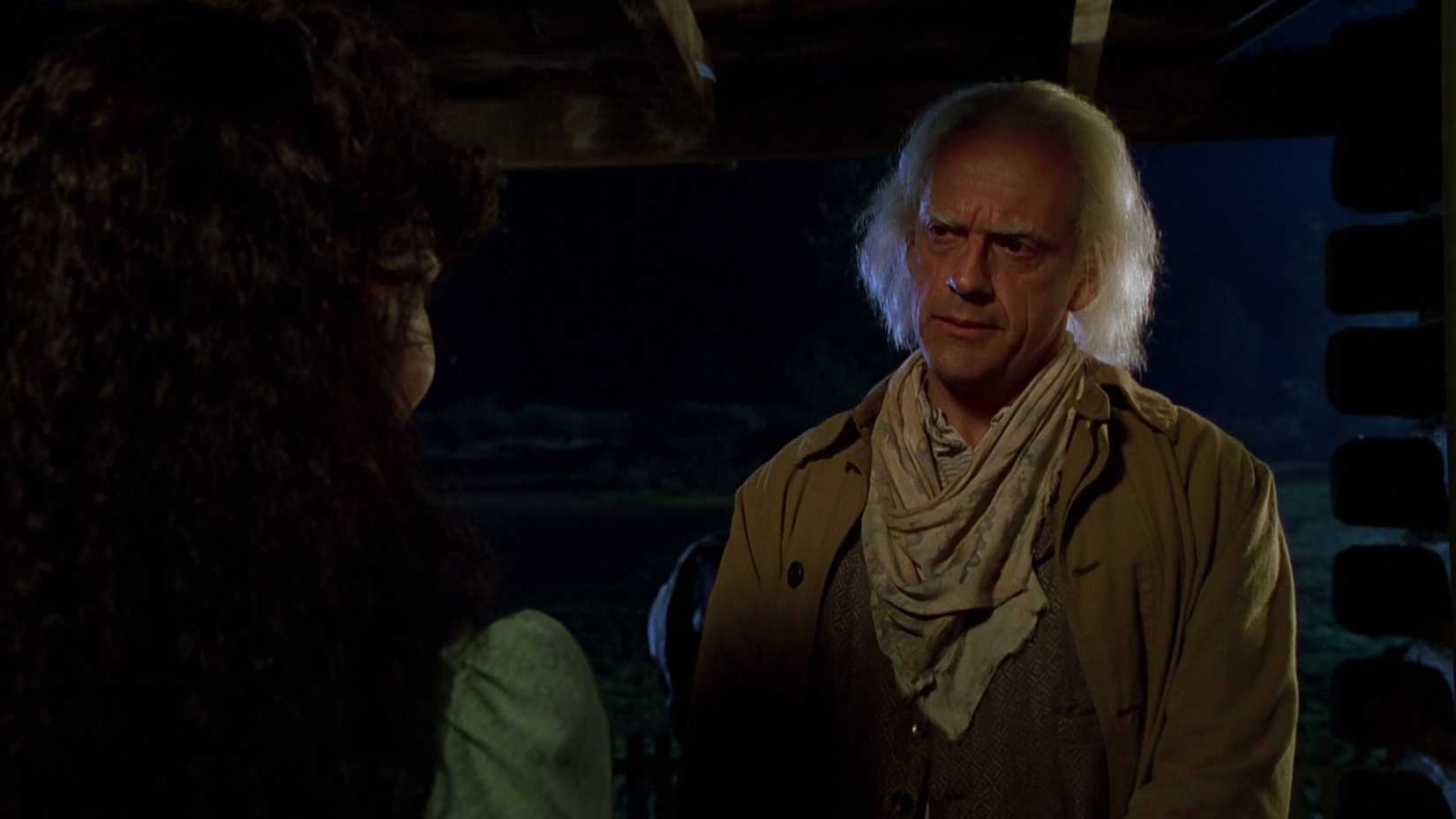Christopher Lloyd nei panni di Doc Brown in piedi sulla soglia di una porta in Ritorno al futuro III