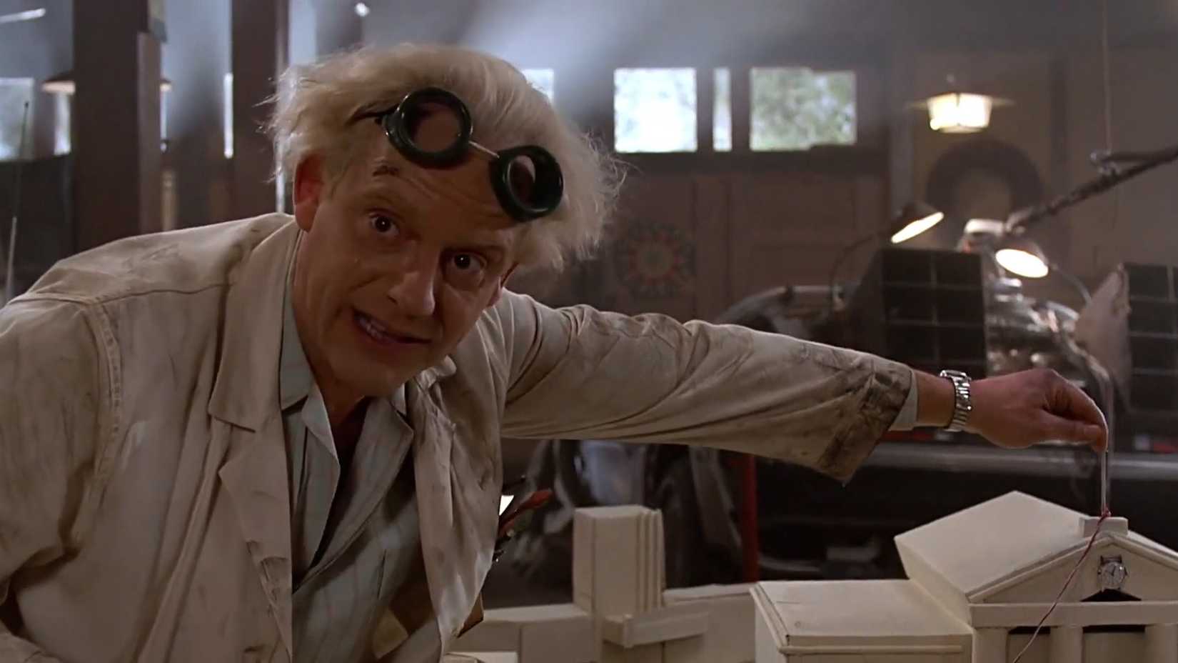 Christopher Lloyd nei panni di Doc Brown che spiega il suo piano a Marty in Ritorno al futuro