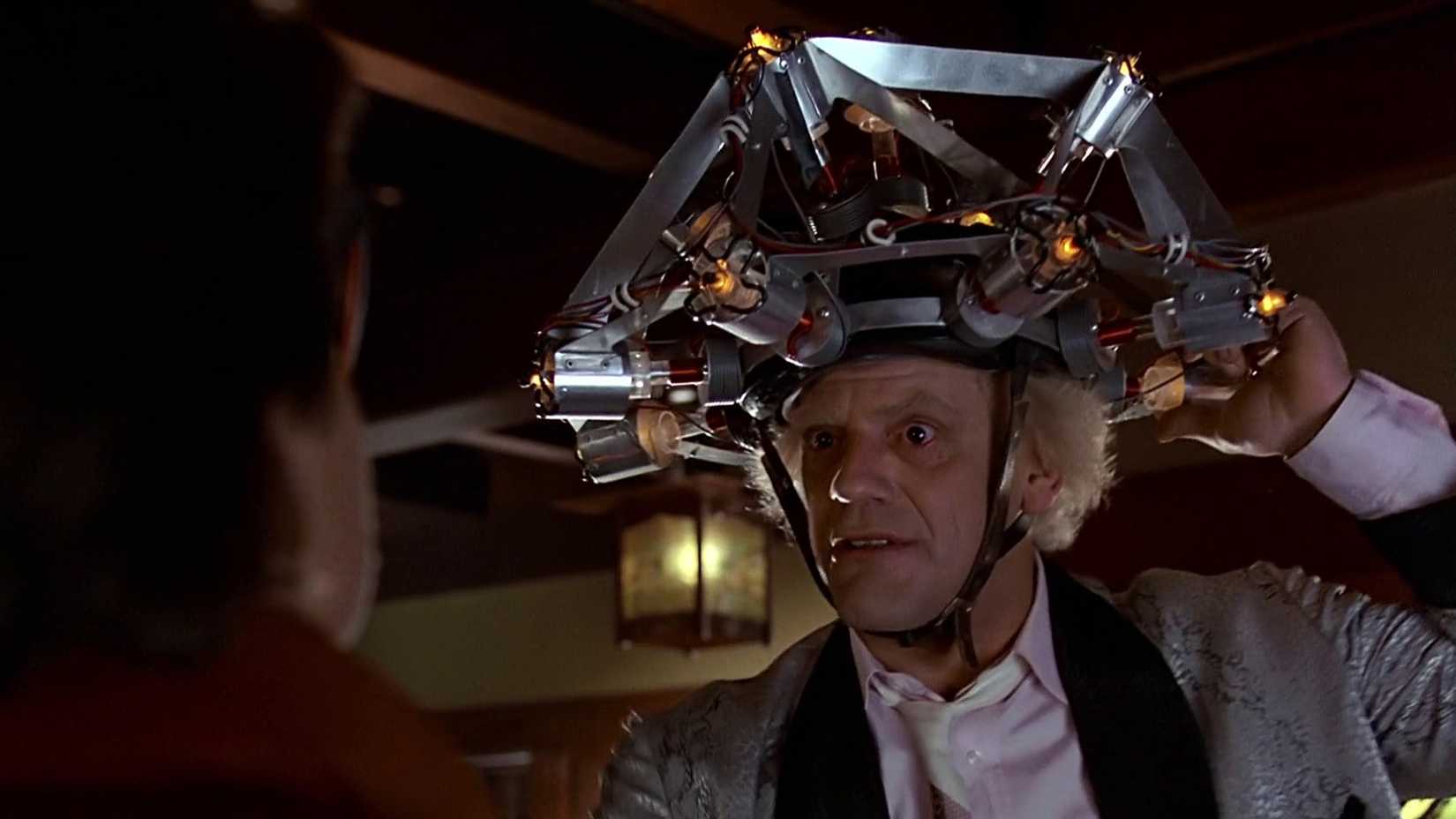 Christopher Lloyd con un cappello buffo in Ritorno al futuro