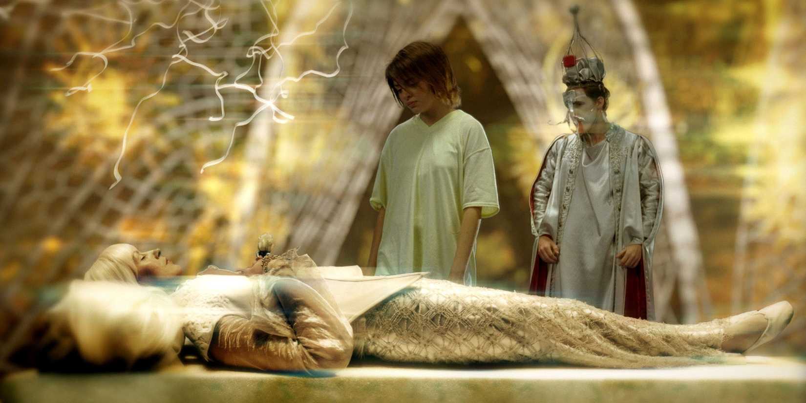 Helena (Stephanie Leonidas) looking at the comatose Queen of Light in MirrorMask.