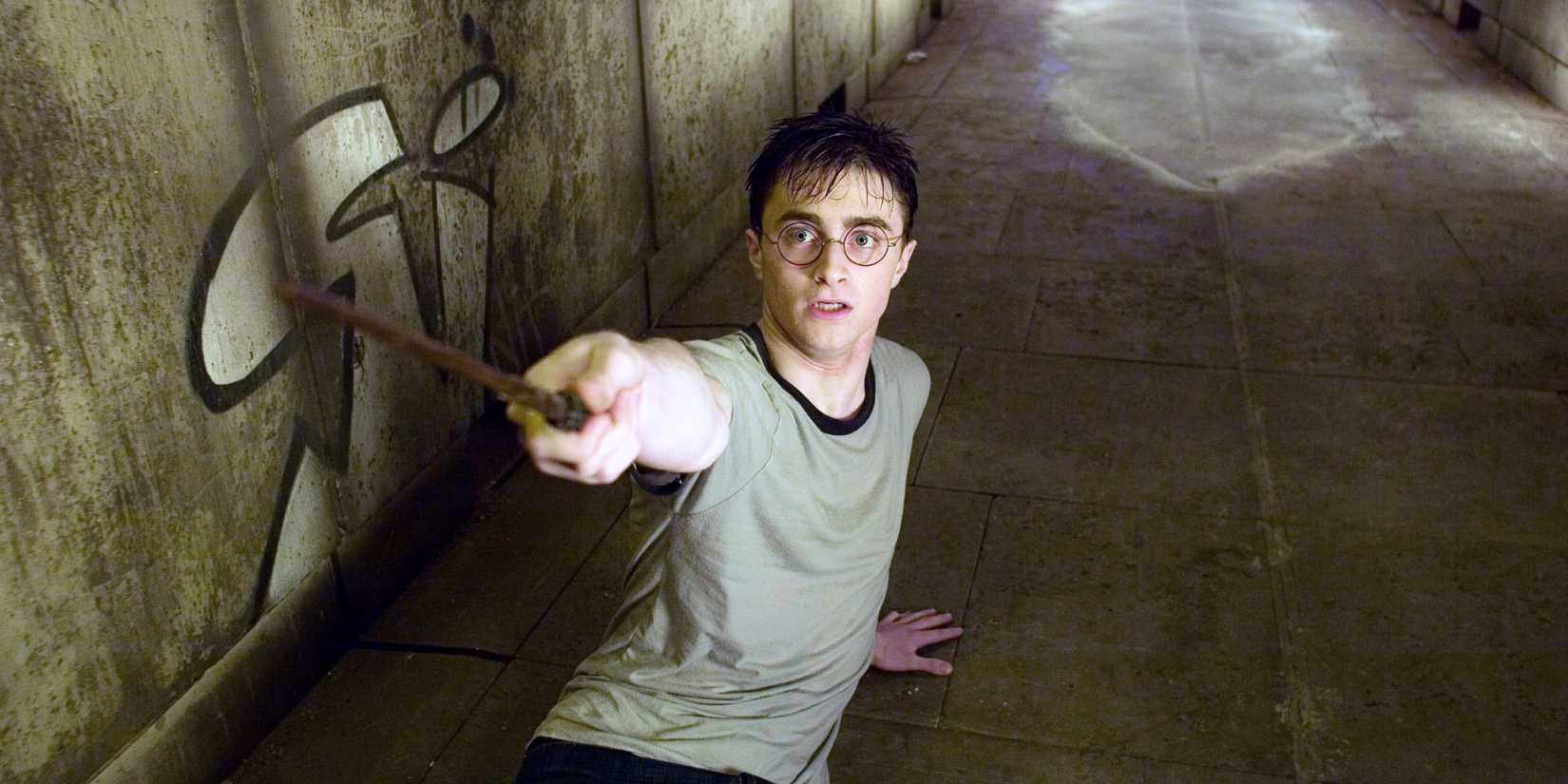 Daniel Radcliffe pointing his wand as Harry Potter in Order of the Phoenix.