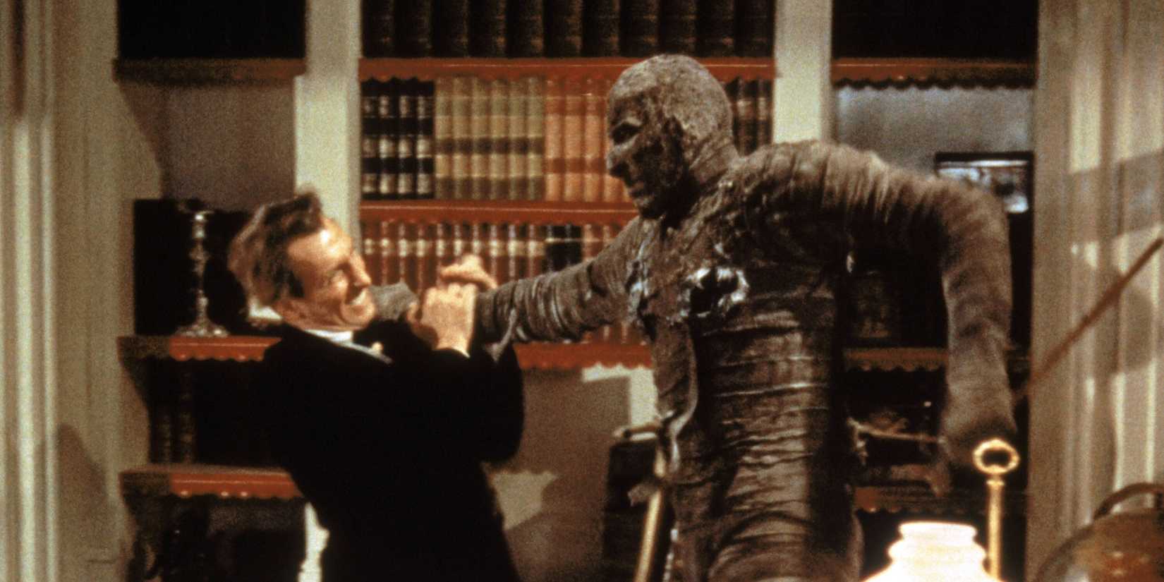 Kharis attacking in The Mummy
