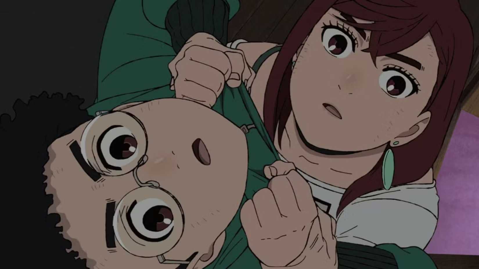 Momo Ayase tenant Okarun par sa veste alors qu'ils lèvent tous les deux les yeux avec émerveillement et surprise à Dandadan