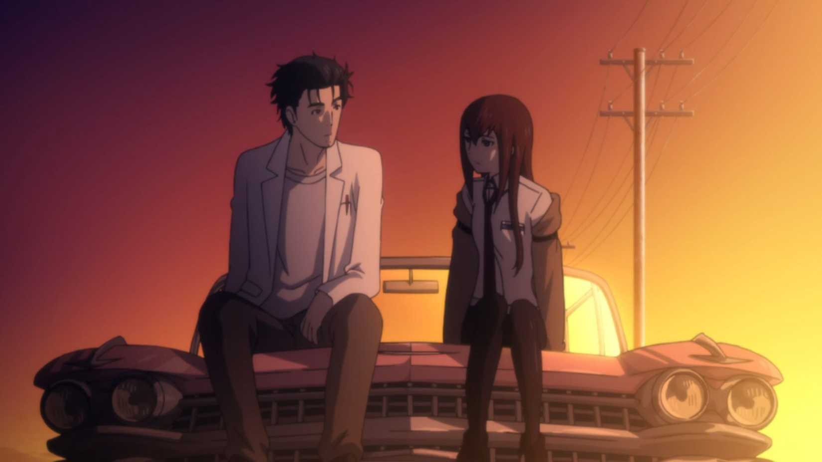 Steins;Gate Épisode 25 Okabe et Kurisu sont assis sur le capot d'une voiture au coucher du soleil.