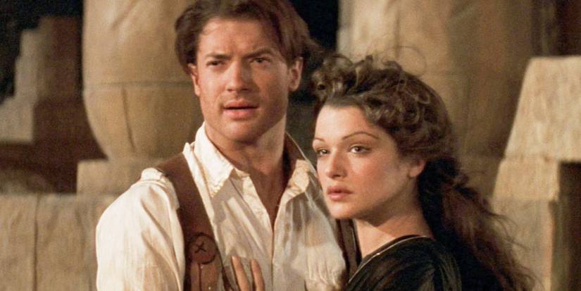 Brendan Fraser and Rachel Weisz holding each other in The Mummy