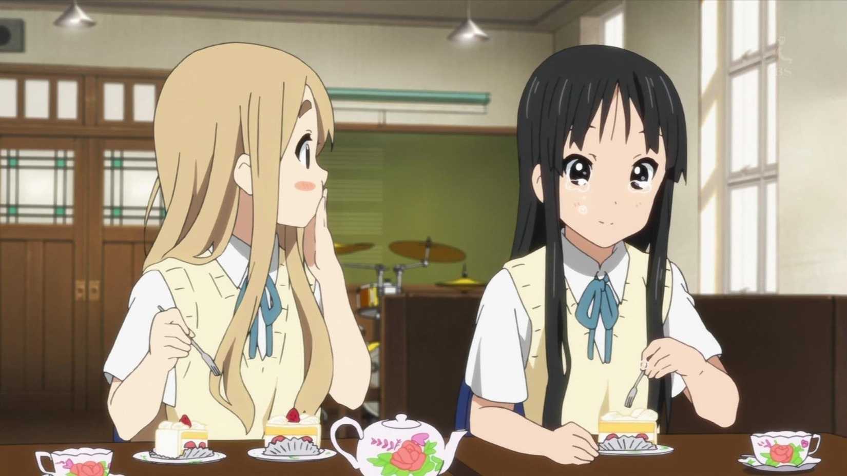 K-On screenshot of Mugi stealing Mio's strawberry
