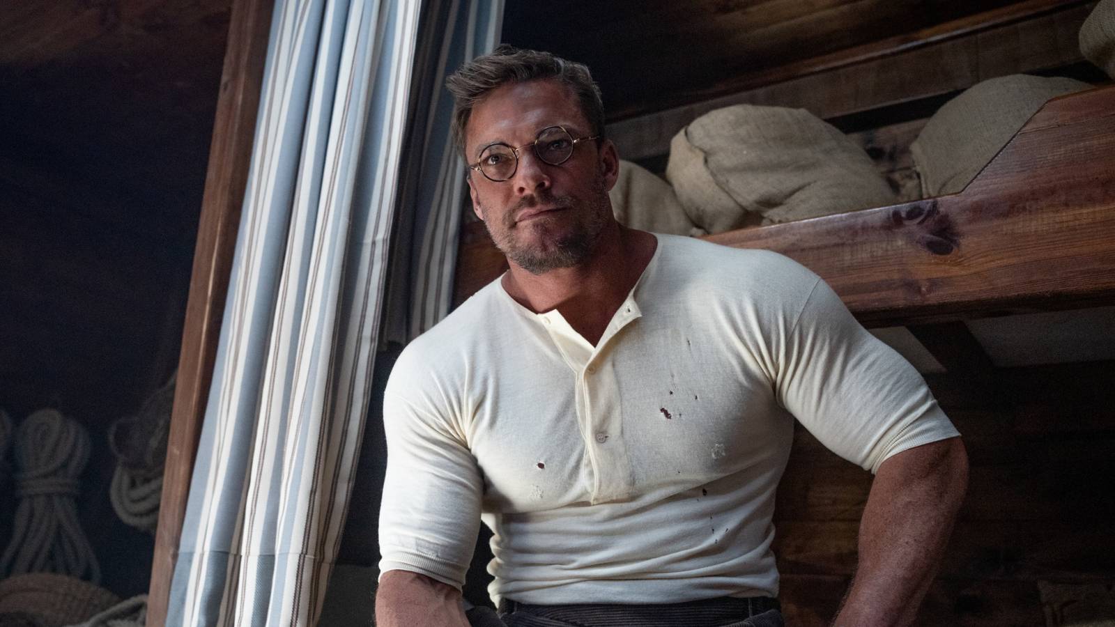 Alan Ritchson & Guy Ritchie's WWII Action Gem Is The Perfect James Bond Replacement