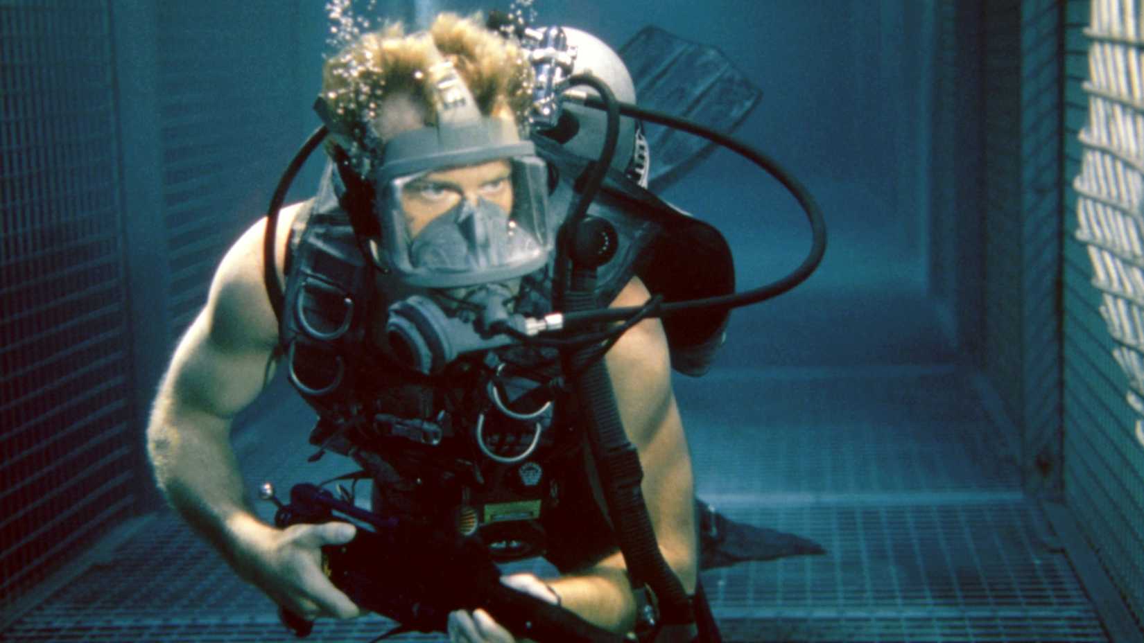 Thomas Jane as Carter Blake in Deep Blue Sea