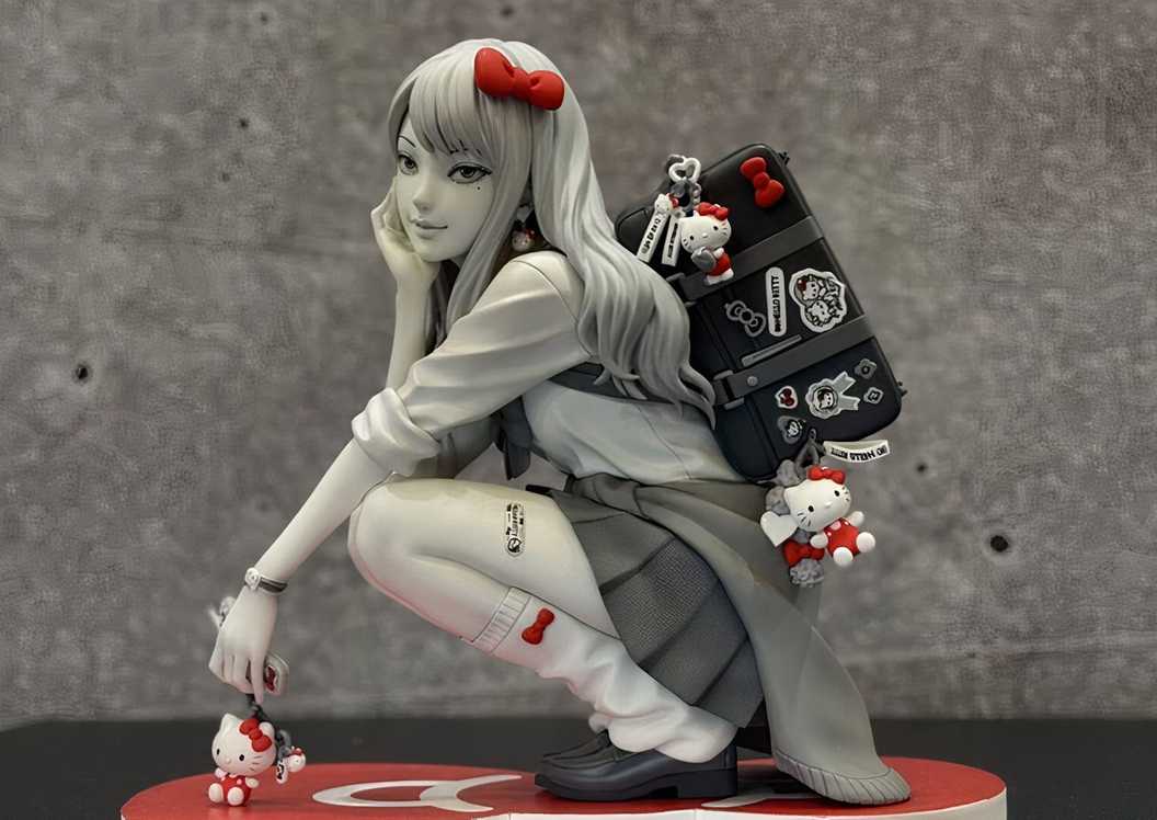 Szczegółowa figurka Tomie w klimacie horroru Junji Ito, urozmaicona licznymi akcesoriami Hello Kitty, tworzy unikalny kontrast między mrocznym stylem a uroczym designem.