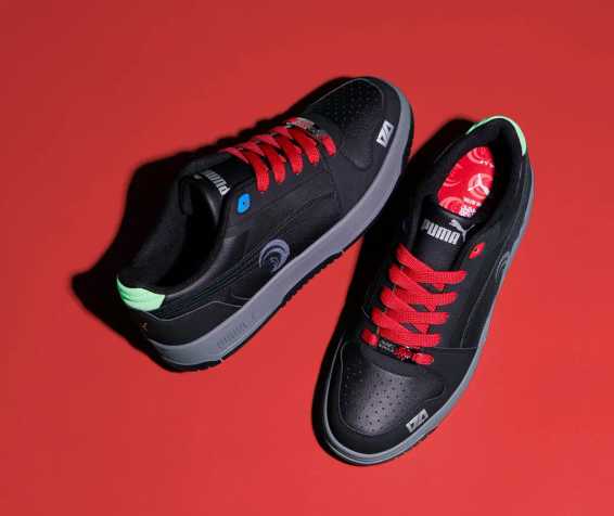 Stylowe obuwie z limitowanej kolekcji PUMA x Lycoris Recoil, inspirowane popularnym anime, łączy nowoczesny design z motywami nawiązującymi do znanych bohaterek.