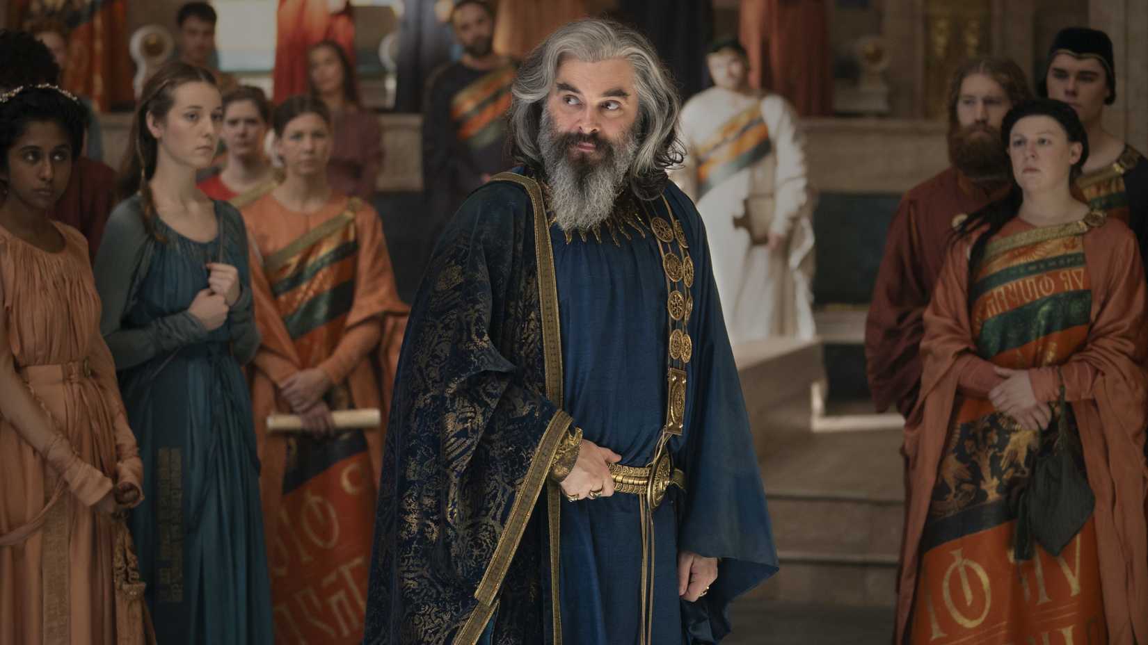 Ar-Pharazôn standing with other Númenóreans in The Lord of the Rings: The Rings of Power