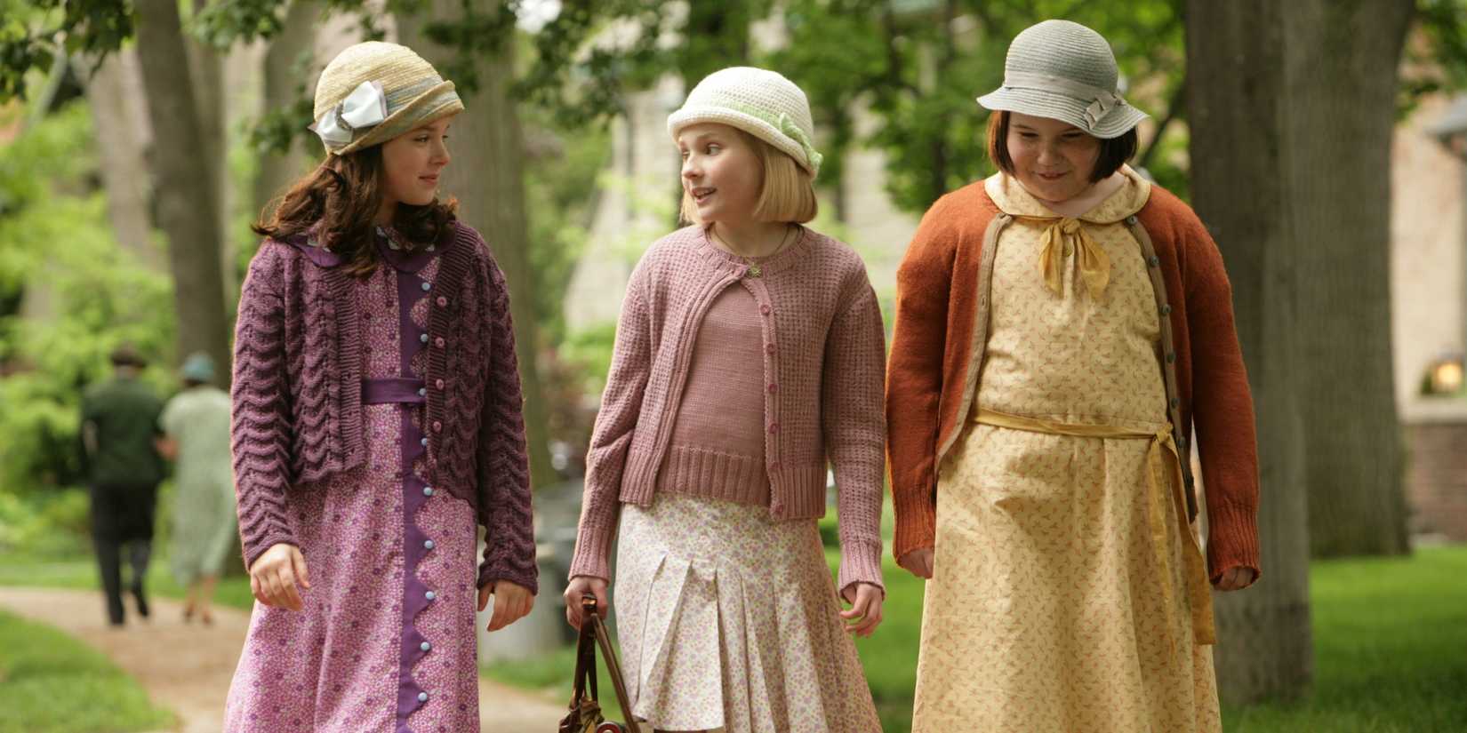Three girls walk together in Kitt Kittredge An American Girl