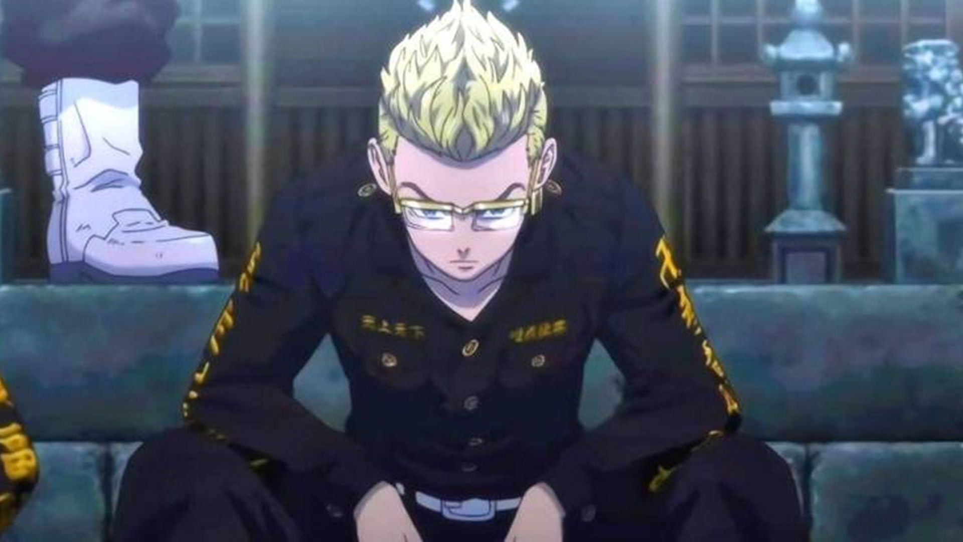 Tetta Kisaki sits on a couch in Tokyo Revengers.