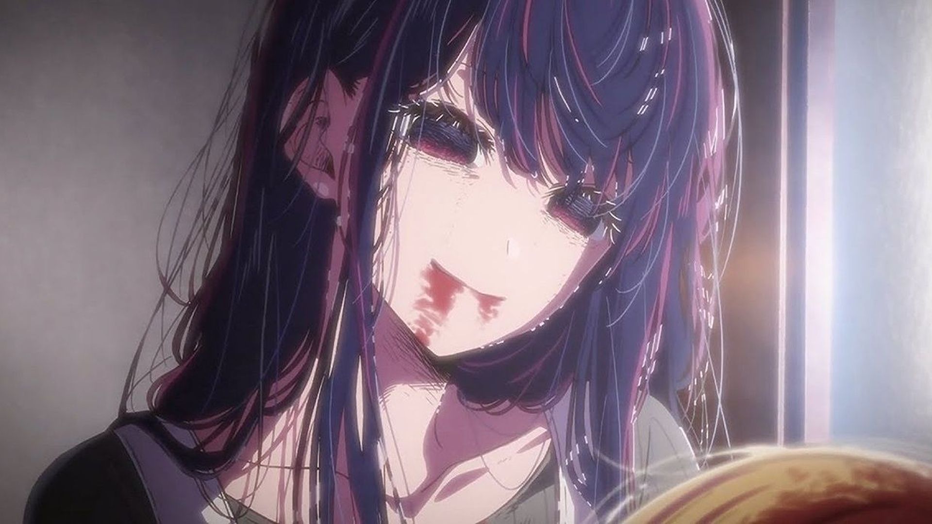 Ai Hoshino sourit alors qu'elle meurt à Oshi No Ko, avec du sang sur le menton.