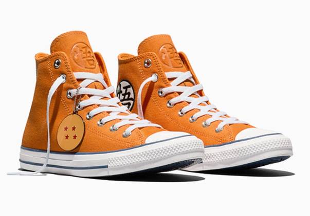 Pomarańczowe trampki Converse high top inspirowane serią Dragon Ball Z, wyposażone w zawieszkę z motywem Smoczej Kuli z czterema gwiazdkami.