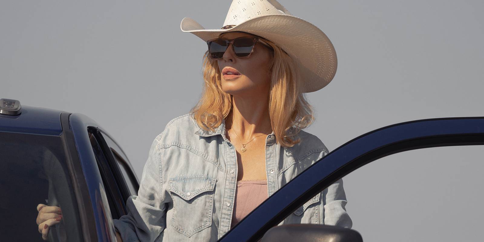 does kelly reilly really smoke cigarettes Yellowstone - as Beth Dutton beth dutton cigarette case Yellowstone's