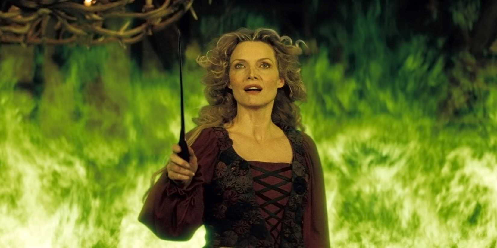 Lamia (Michelle Pfeiffer) holding up a knife while surrounded by green fire in Stardust (2007).