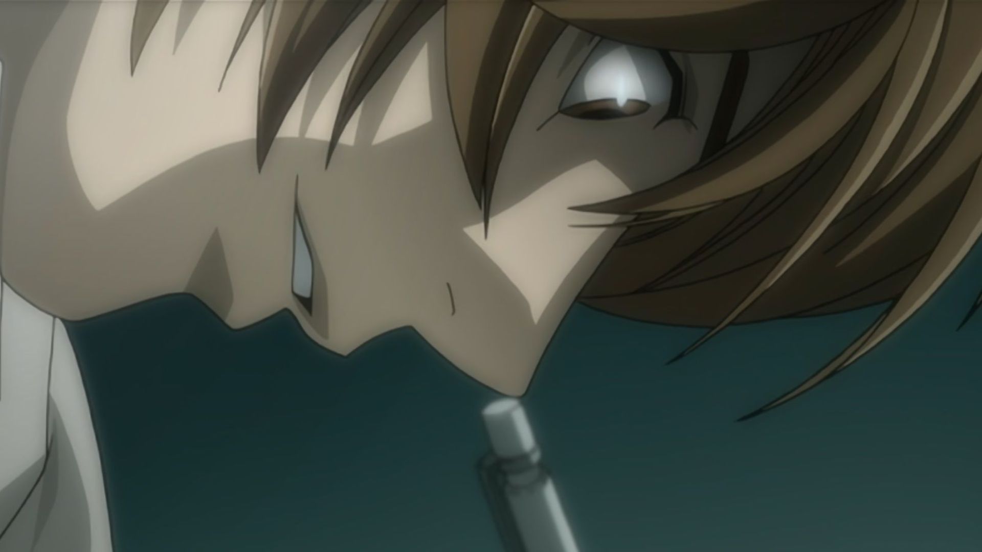 Light Yagami regarde le Death Note avec de grands yeux pendant qu'il écrit des noms.