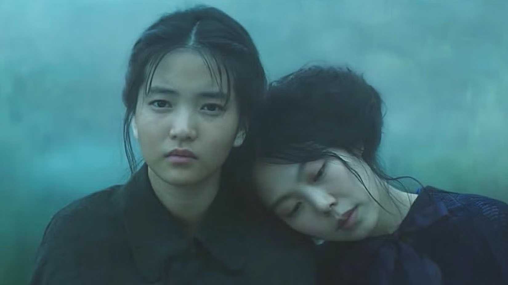 Sook-hee and Hideko sit together in The Handmaiden.
