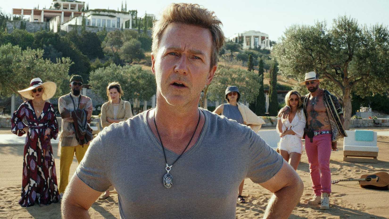 Edward Norton in the center of the rest of the cast of Glass Onion: A Knives Out Mystery