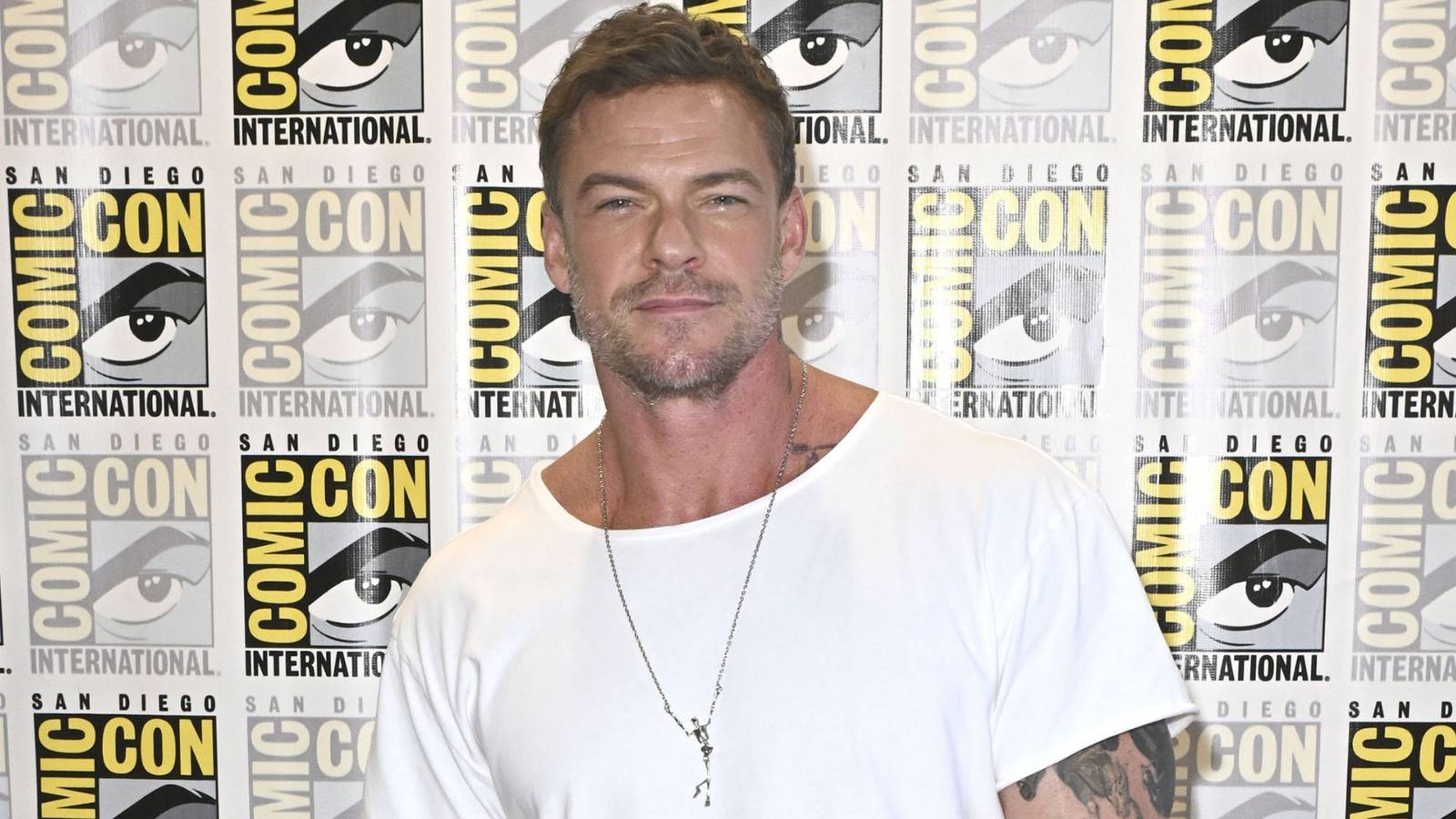 Alan Ritchson’s Action-Packed Prime Video Christmas Movie Gets First ...