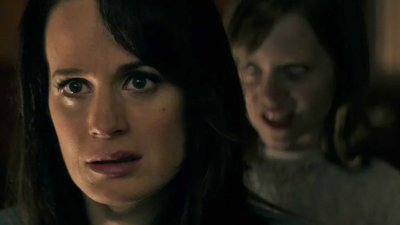 Alive Zander is unaware of her possessed daughter Doris approaching behind her