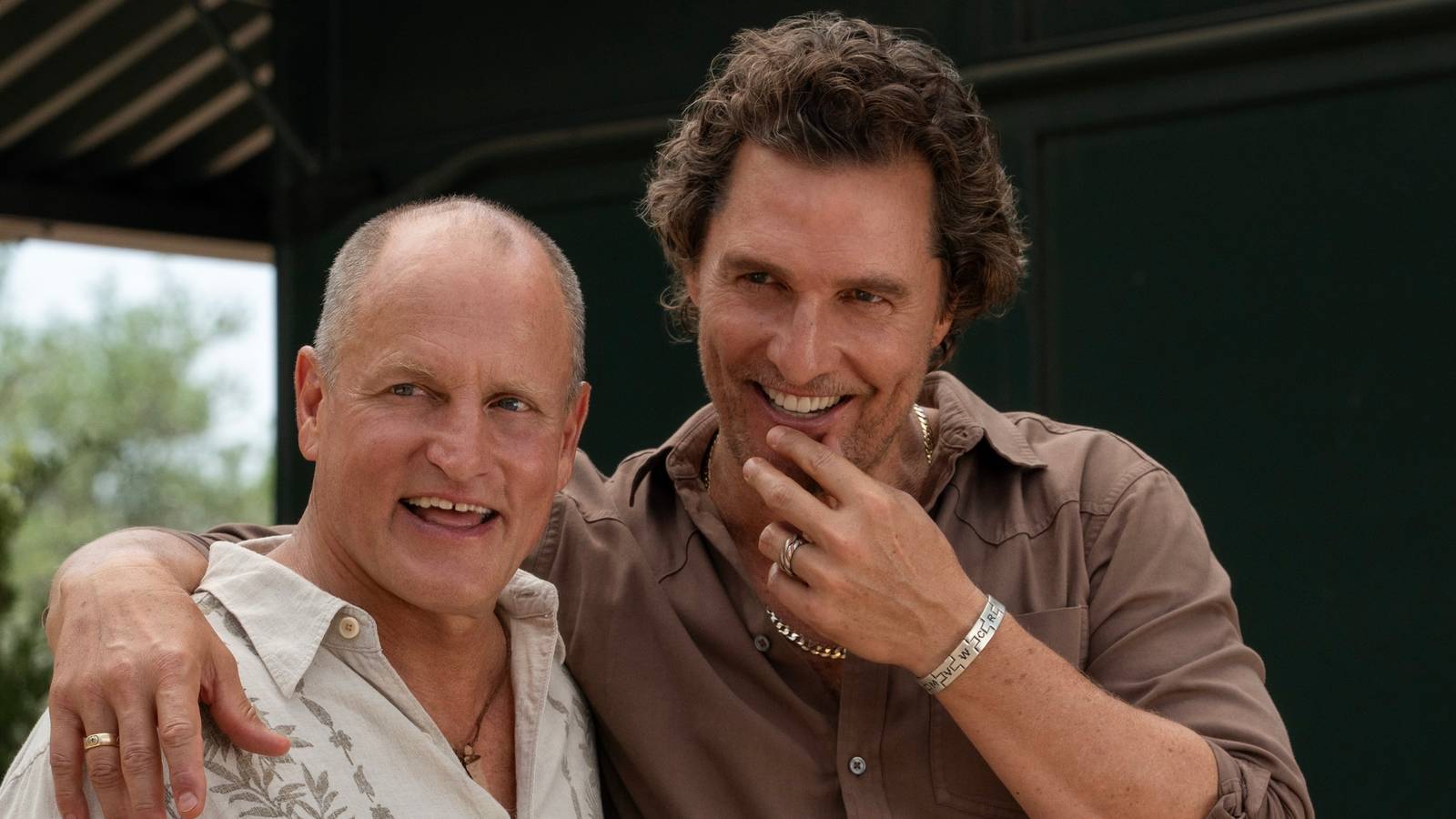 Brothers Review: McConaughey & Harrelson machen ihre Meta-Komödie ...