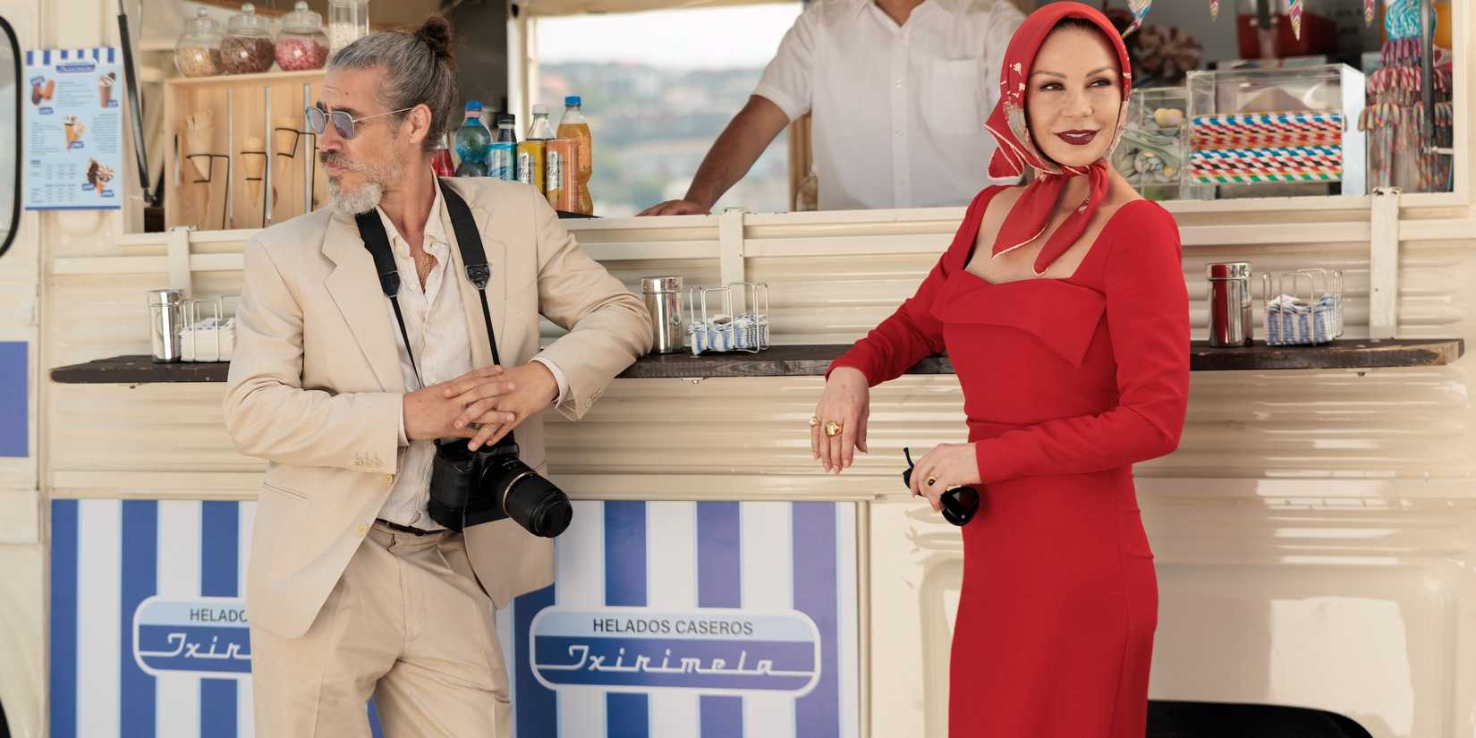 Zigor (Óscar Jaenada) and Jackie Price (Catherine Zeta-Jones) standing in front of an ice cream truck on Kill Jackie 