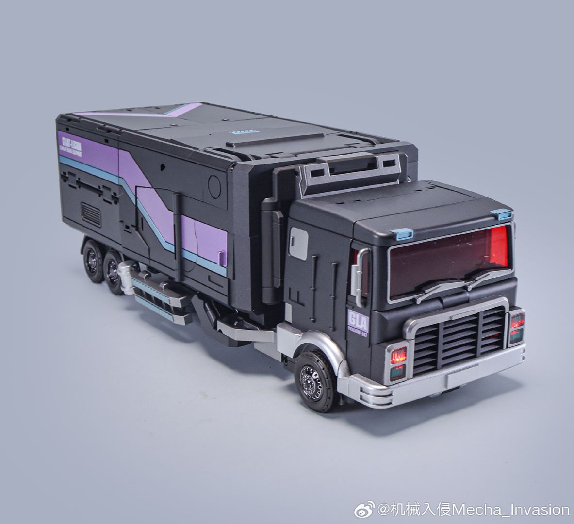 Transformers' Devastator Goes Dark With Massive Limited-Edition G1 Design