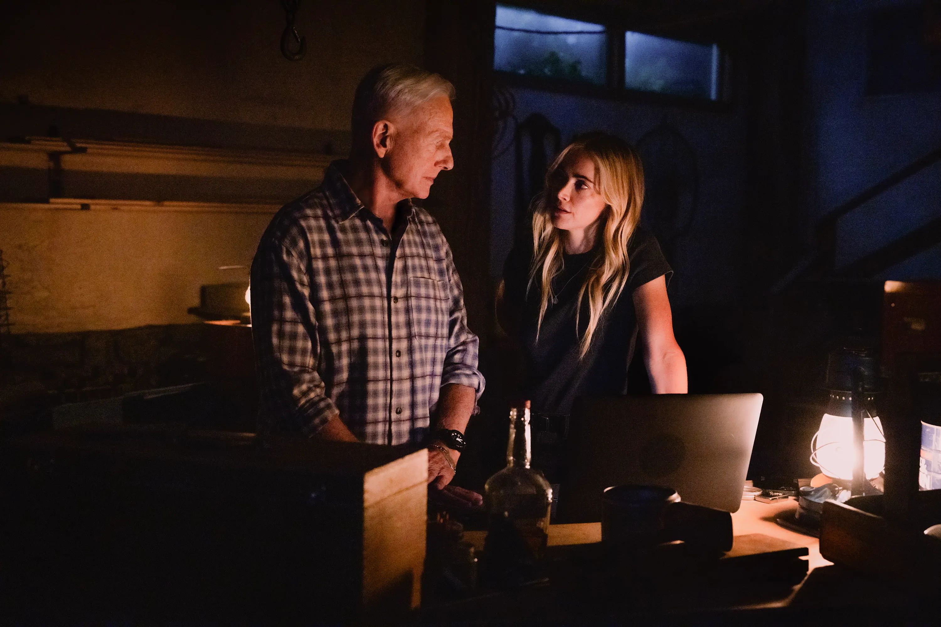 Emily Wickersham como Ellie Bishop e Mark Harmon como Gibbs em cena de reencontro em NCIS: Origins