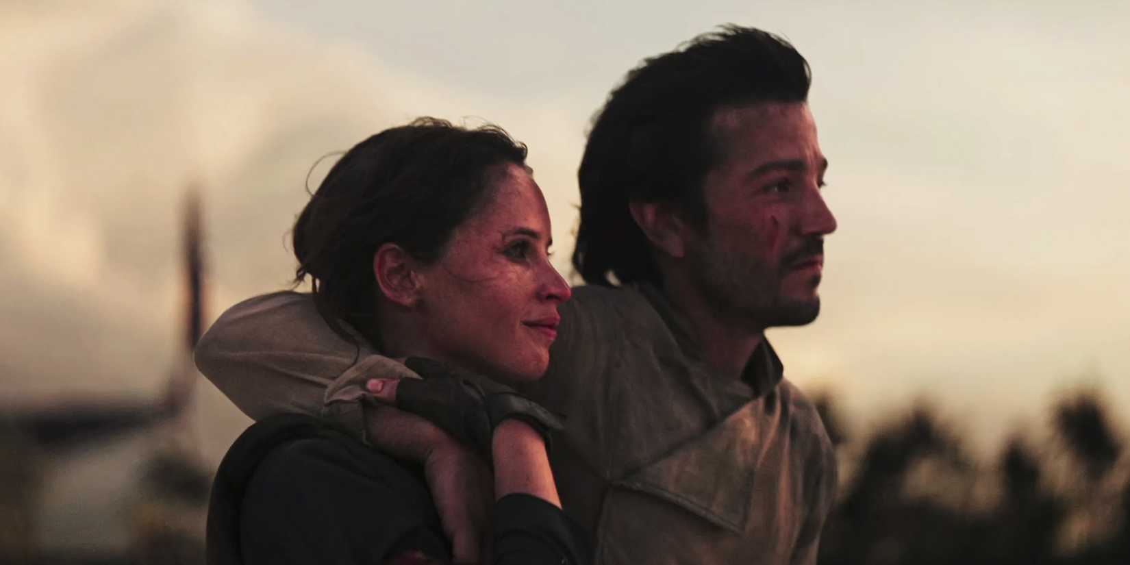 Felicity Jones as Jyn Erso and Diego Luna as Cassian Andor about to die in Rogue One A Star Wars Story