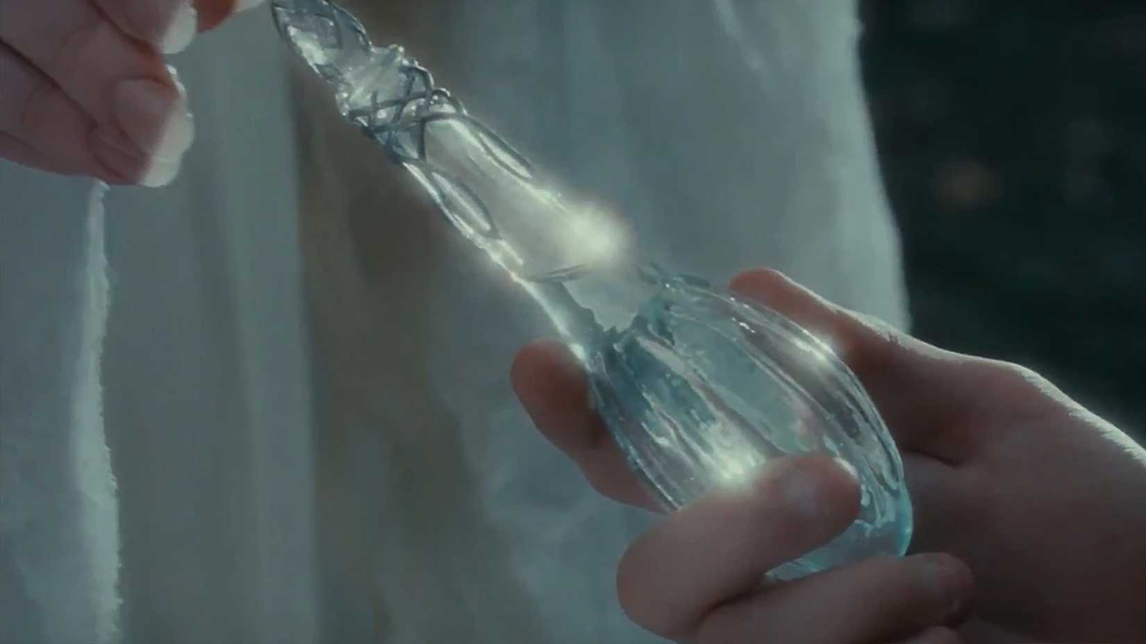 Galadriel hands her phial to Frodo in The Lord of the Rings. 